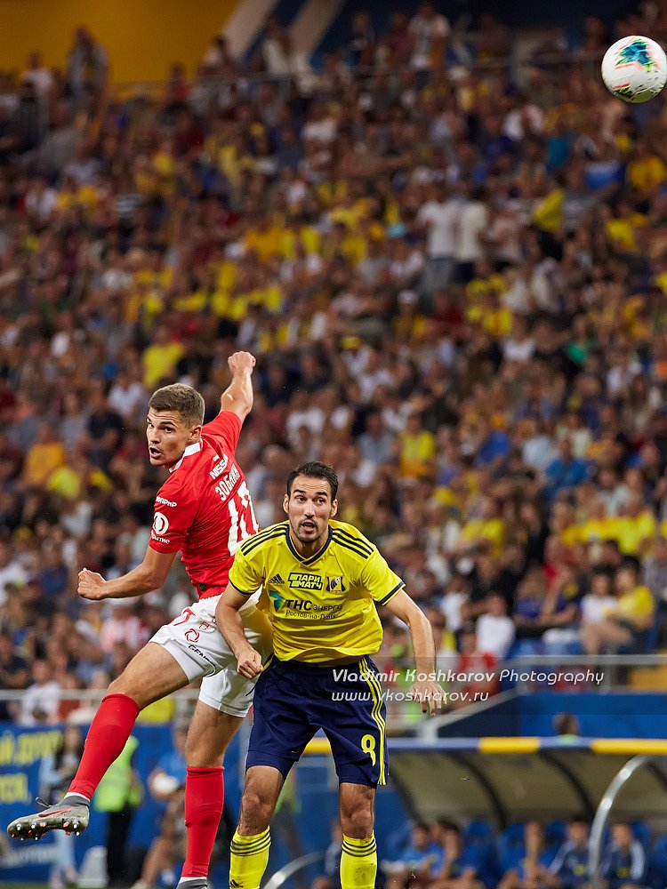 Ivelin Popov of FC Rostov battle for the ball with Roman Zobnin 