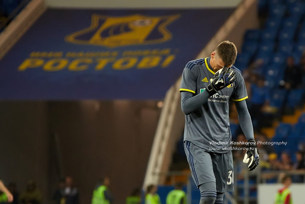 Sergei Pesyakov of FC Rostov cross himself