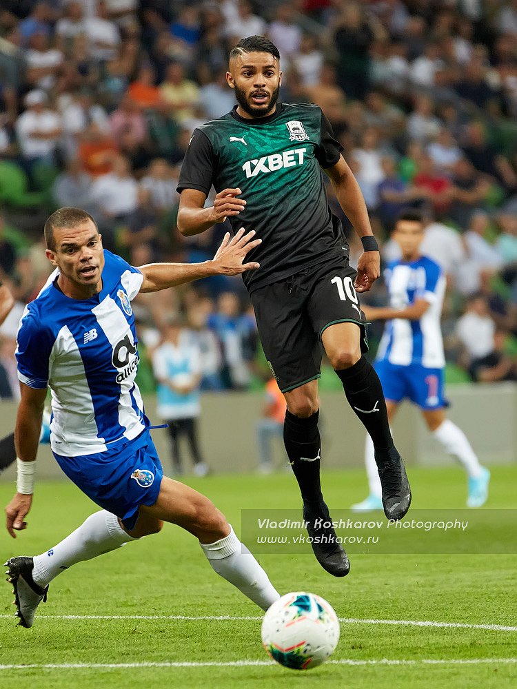 Pepe of FC Porto battle for the ball